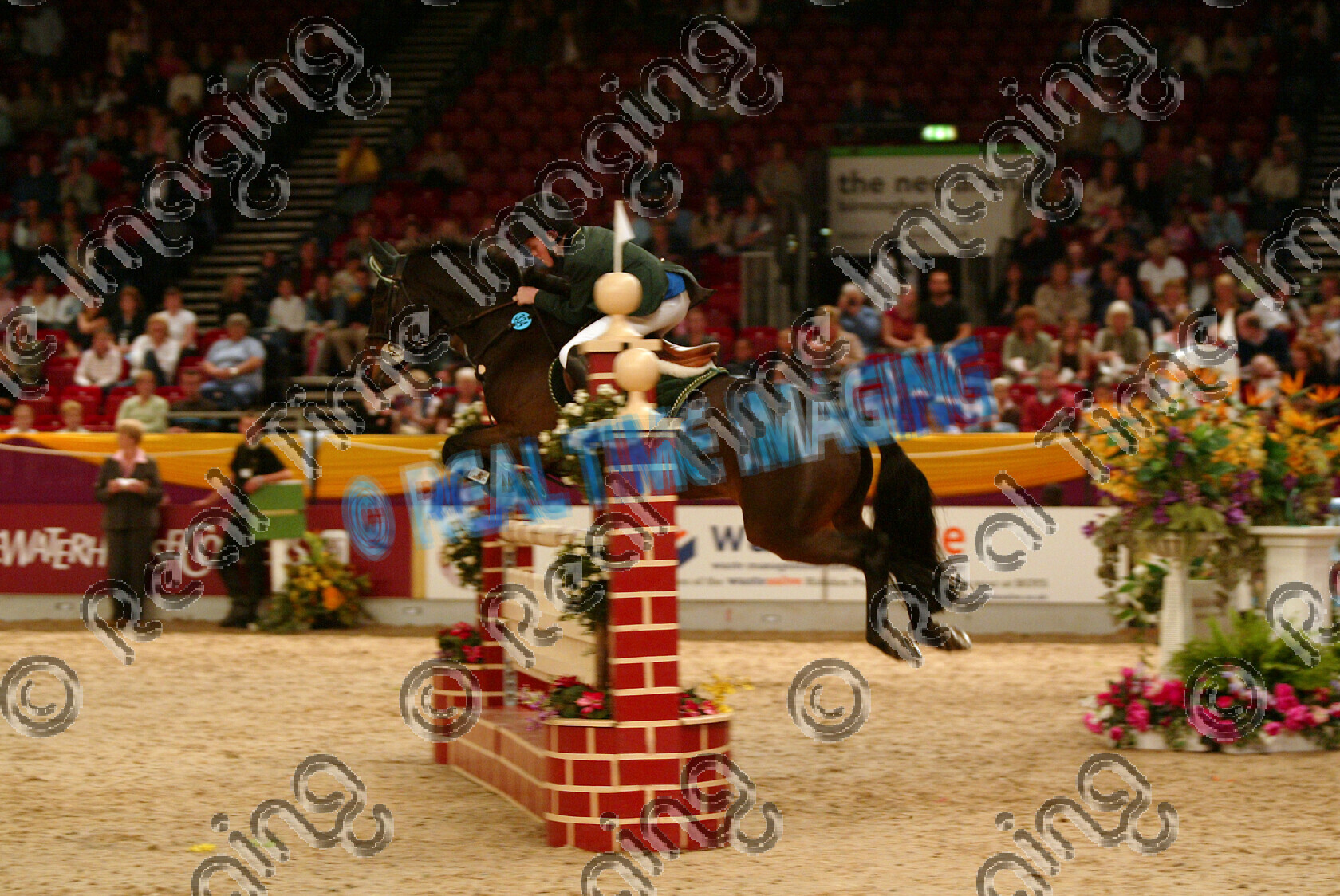 S05-67-T4-075 
 HOYS 2005: Charles Owen HOYS 138cms Champion 
 Keywords: horse of the year show 2005 05 hoys saturday 15 10 october 11 Charles Owen HOYS 138cms Champion 334 Fountain Ranger James Smith bay jump jumping fence action showjumping showjumper