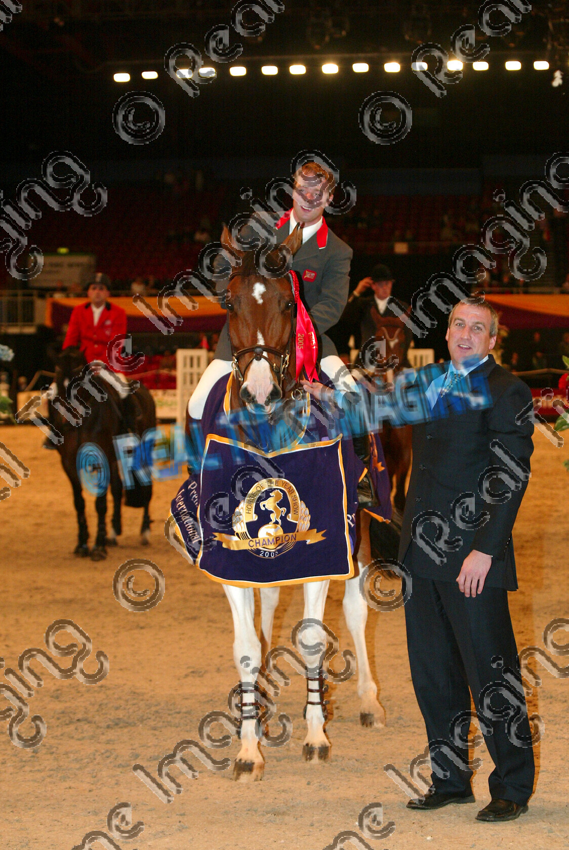 S05-65-T4-041 
 HOYS 2005: The Easibed Stakes Winner 
 Keywords: horse of the year show 2005 05 hoys october showjumping showjumper 10 13 standing presentation rug trophy rosette 14 Easibed Stakes Winner 91 neerve du houssoit robert whitaker coloured skewbald painted gelding thursday