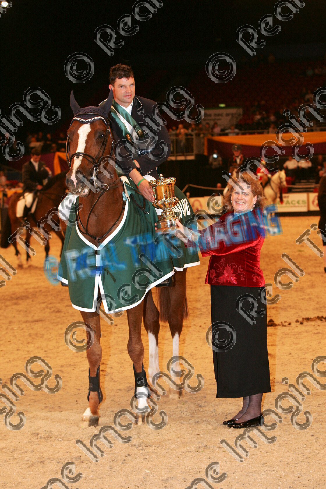 S05-65-12-072 
 HOYS 2005: Horse & Hound Foxhunter Champion 
 Keywords: horse of the year show 2005 05 hoys october showjumping showjumper 10 13 standing presentation rug trophy rosette 7 horse hound foxhunter champion championship 235 romanov ii philip spivey chestnut thursday