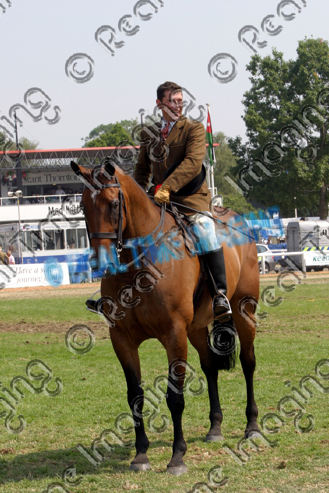 S06-32-M4-064 copy 
 Keywords: The Royal Show rosette rosettes prize winner horse pony show showing Tuesday 4 July 2006 standing stood presentation championship champion ridden mounted 76 Classic Gold II ridden by Robert Walker, Heather McLoy Middleweight Hunter bay gelding