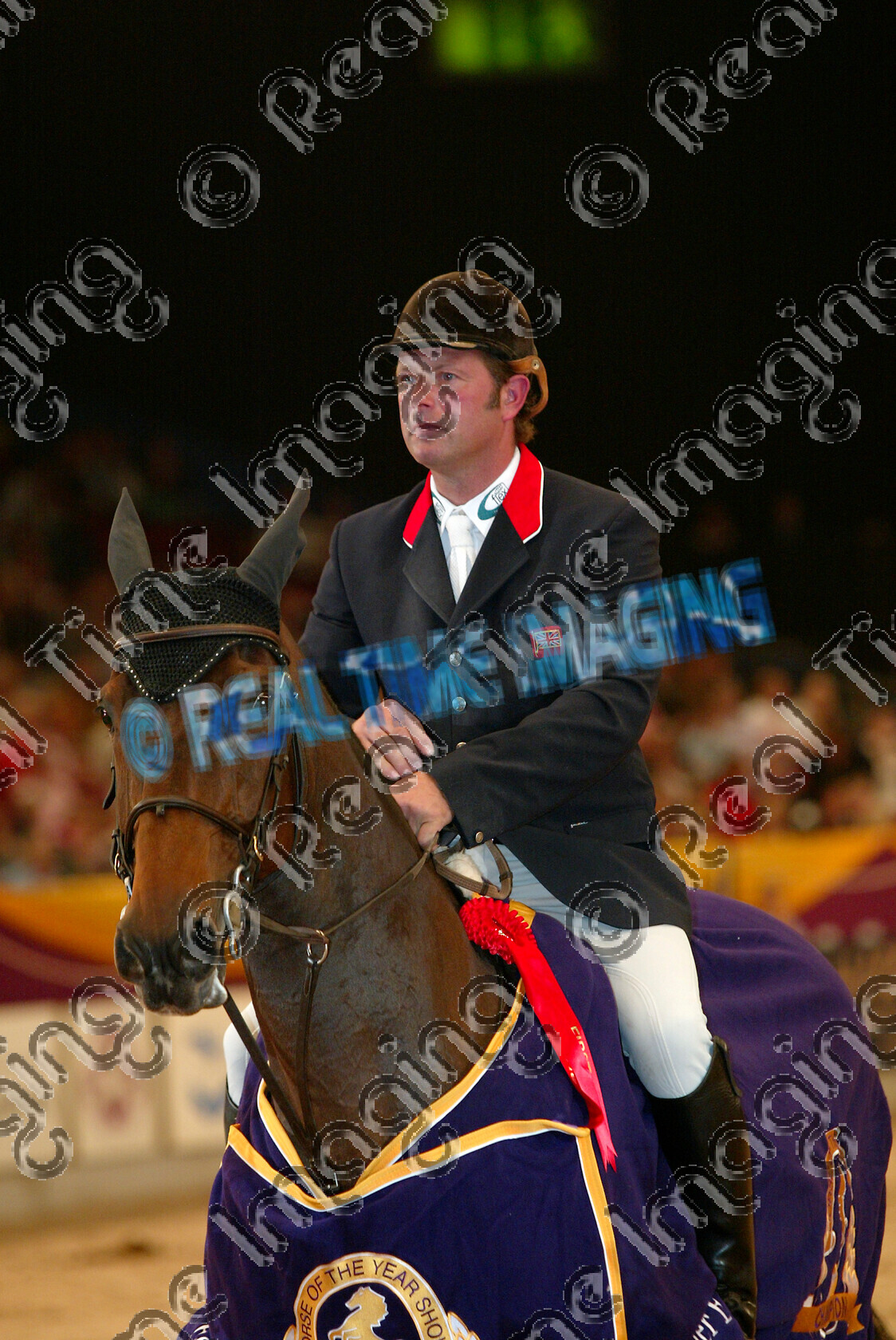S05-67-T5-038 
 HOYS 2005: The Xerox Special Event Services Cup winner 
 Keywords: horse of the year show 2005 05 hoys saturday 15 10 october standing presentation rug trophy rosette showjumping showjumper